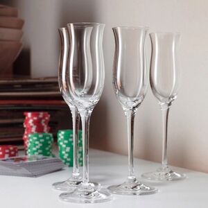 Like New Set Of 4 Clear Glass Tulip-shaped Champagne Flutes Or Liqueur Glasses